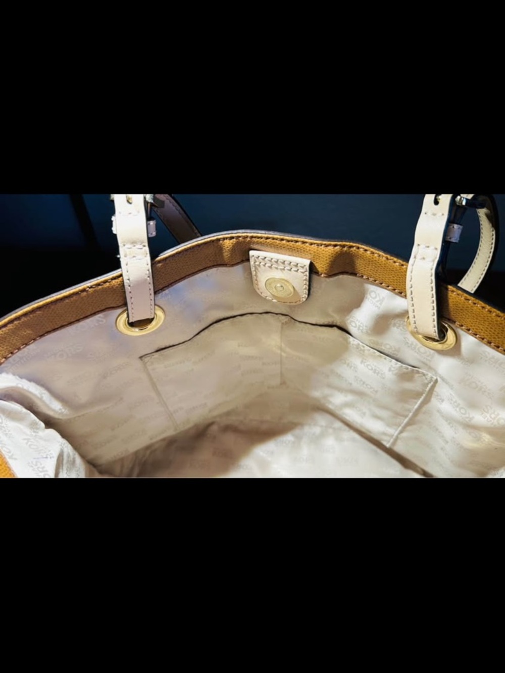 Michael Kors Saffiano
Leather Purse Jet Set Tote
Bag - Picture 4 of 10